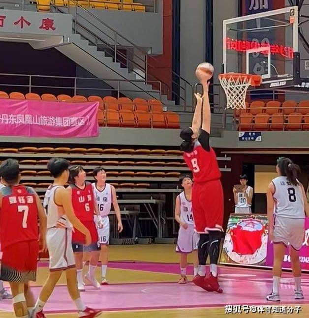 ”前瞻NBA常规赛前瞻：休斯顿火箭VS印第安纳步行者火箭上一场比赛在客场以106-104险胜鹈鹕，球队在经历一波连败之后，近况有所回暖，拿下2连胜，与鹈鹕的比赛中，阿尔佩伦-申京出战38分钟，砍下37分11篮板6助攻1抢断1盖帽，带领球队取胜，贾巴里-史密斯二世也有26分11篮板的两双数据进账，其他球员虽然只有弗雷德-范弗利特上双，但全队10人上场全都有得分进账；本场比赛火箭是主场作战，球队本赛季在主场的战斗力非常强劲，目前主战14场比赛取得12场胜利。